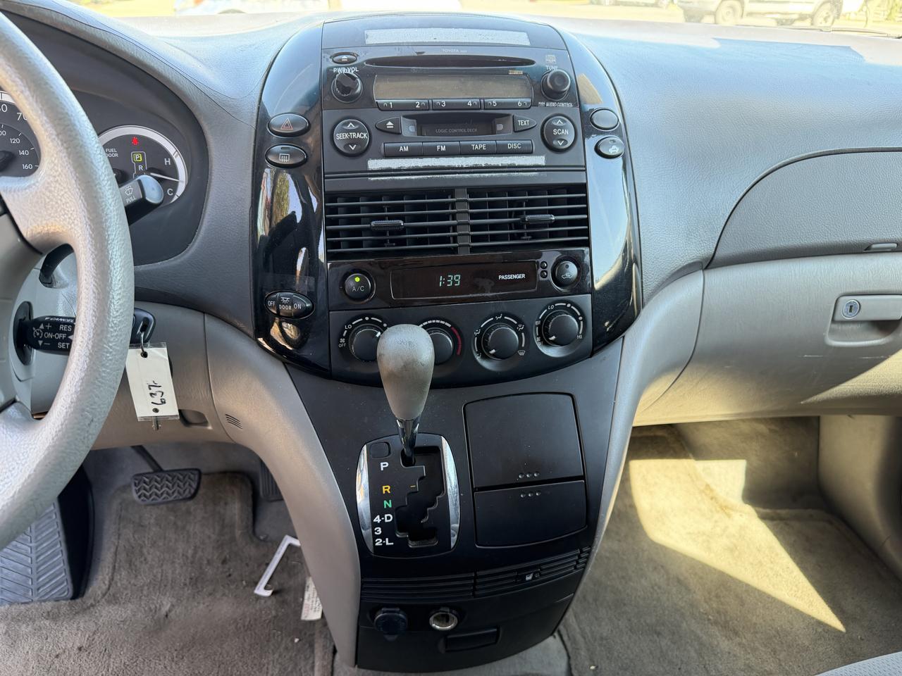 Toyota Sienna LE - 7 Passenger 2004