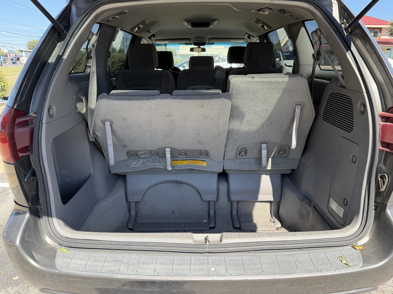 Toyota Sienna LE - 7 Passenger 2004