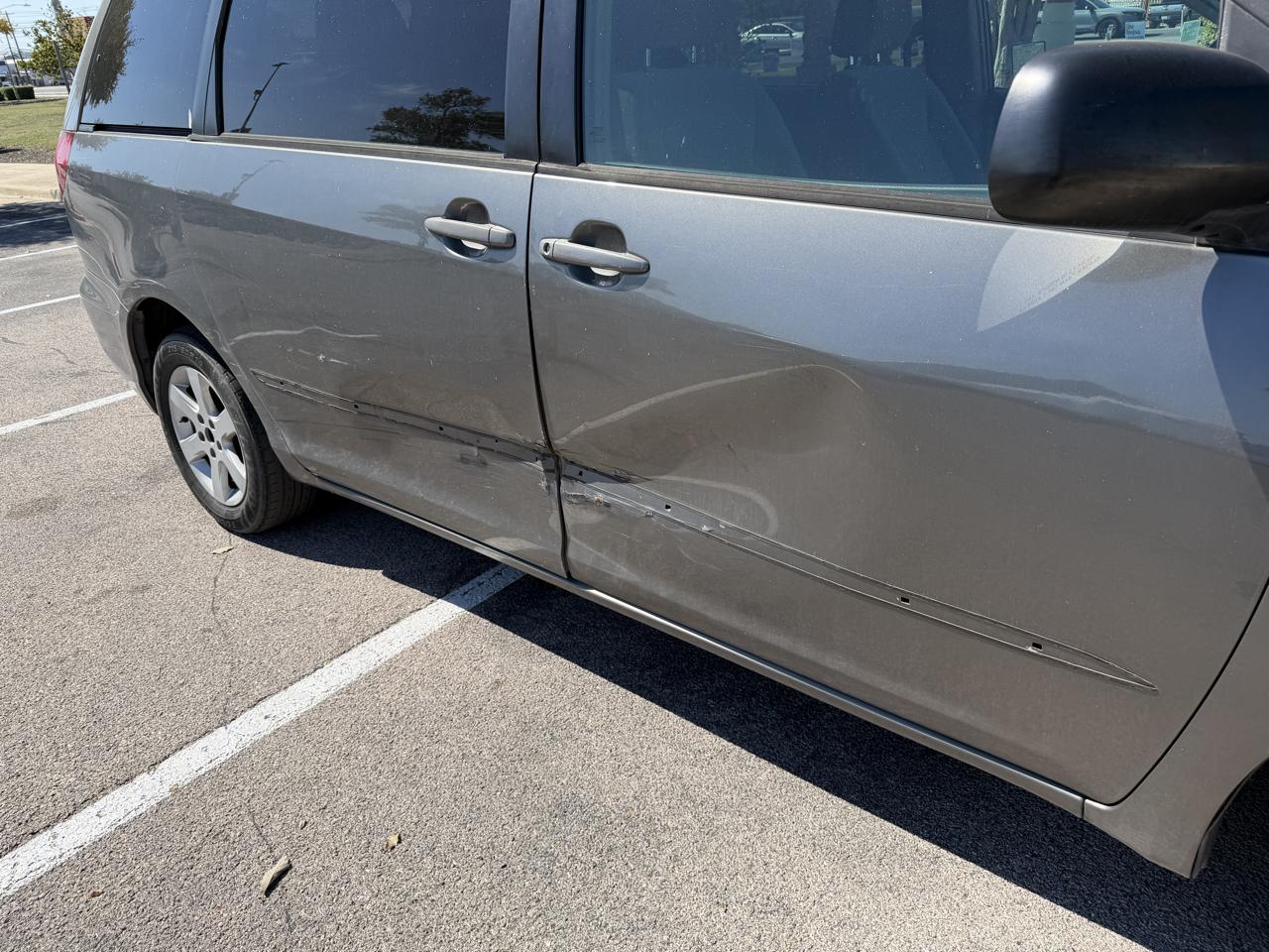 Toyota Sienna LE - 7 Passenger 2004