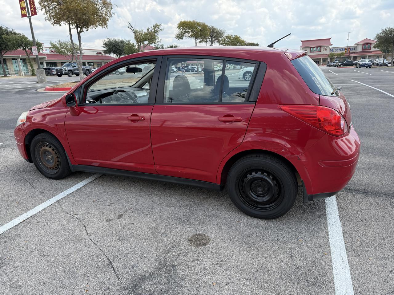 Nissan Versa 1.8 SL Hatchback 2011