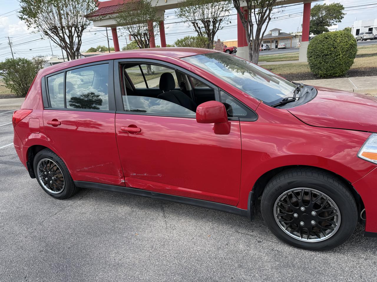 Nissan Versa 1.8 SL Hatchback 2011