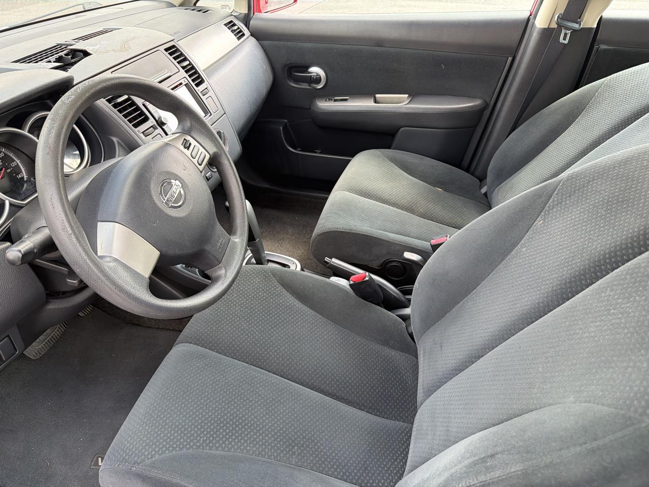 Nissan Versa 1.8 SL Hatchback 2011