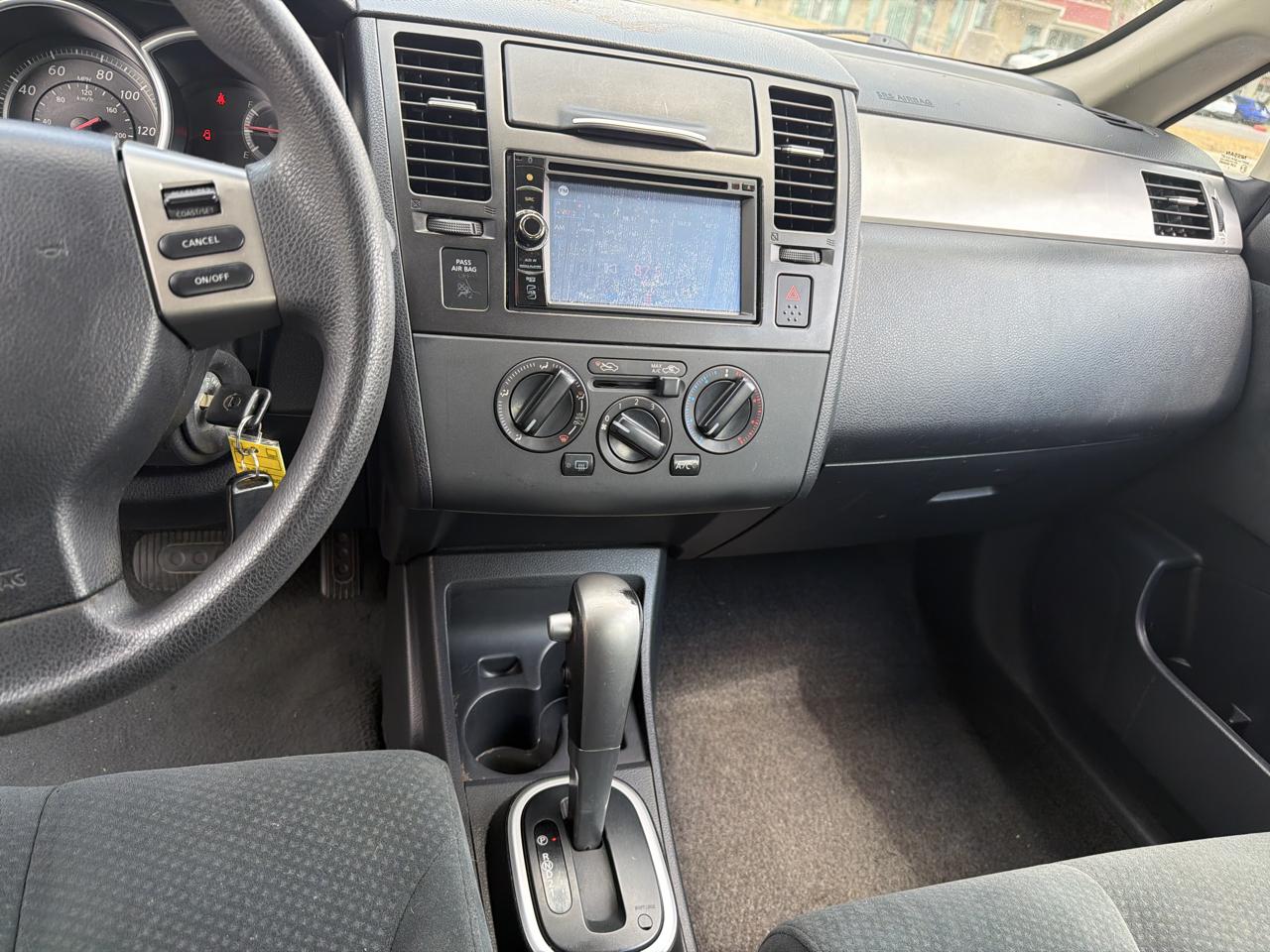 Nissan Versa 1.8 SL Hatchback 2011