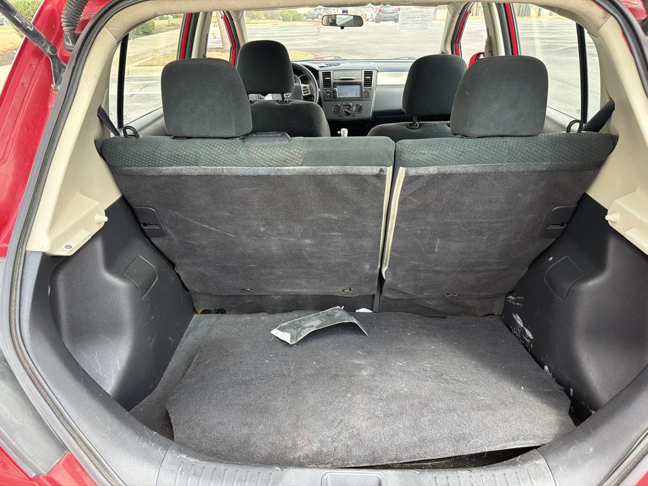 Nissan Versa 1.8 SL Hatchback 2011