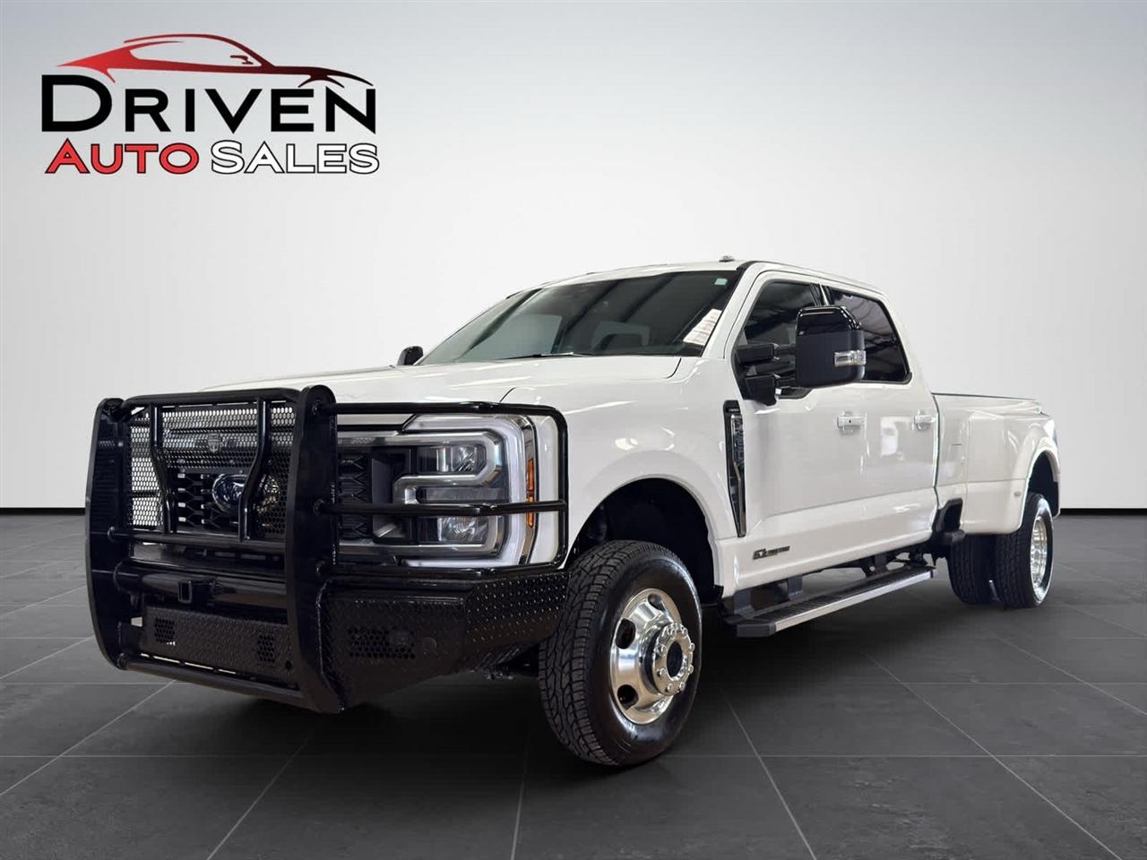 2024 Ford Super Duty F-350 DRW LARIAT 4WD Crew Cab 8' Box