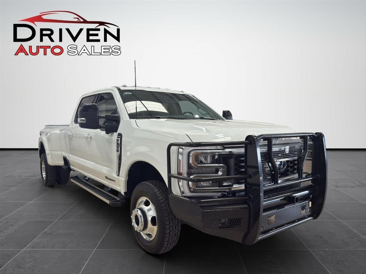 Ford Super Duty F-350 DRW Lariat 4WD Crew Cab 8' Box 2024