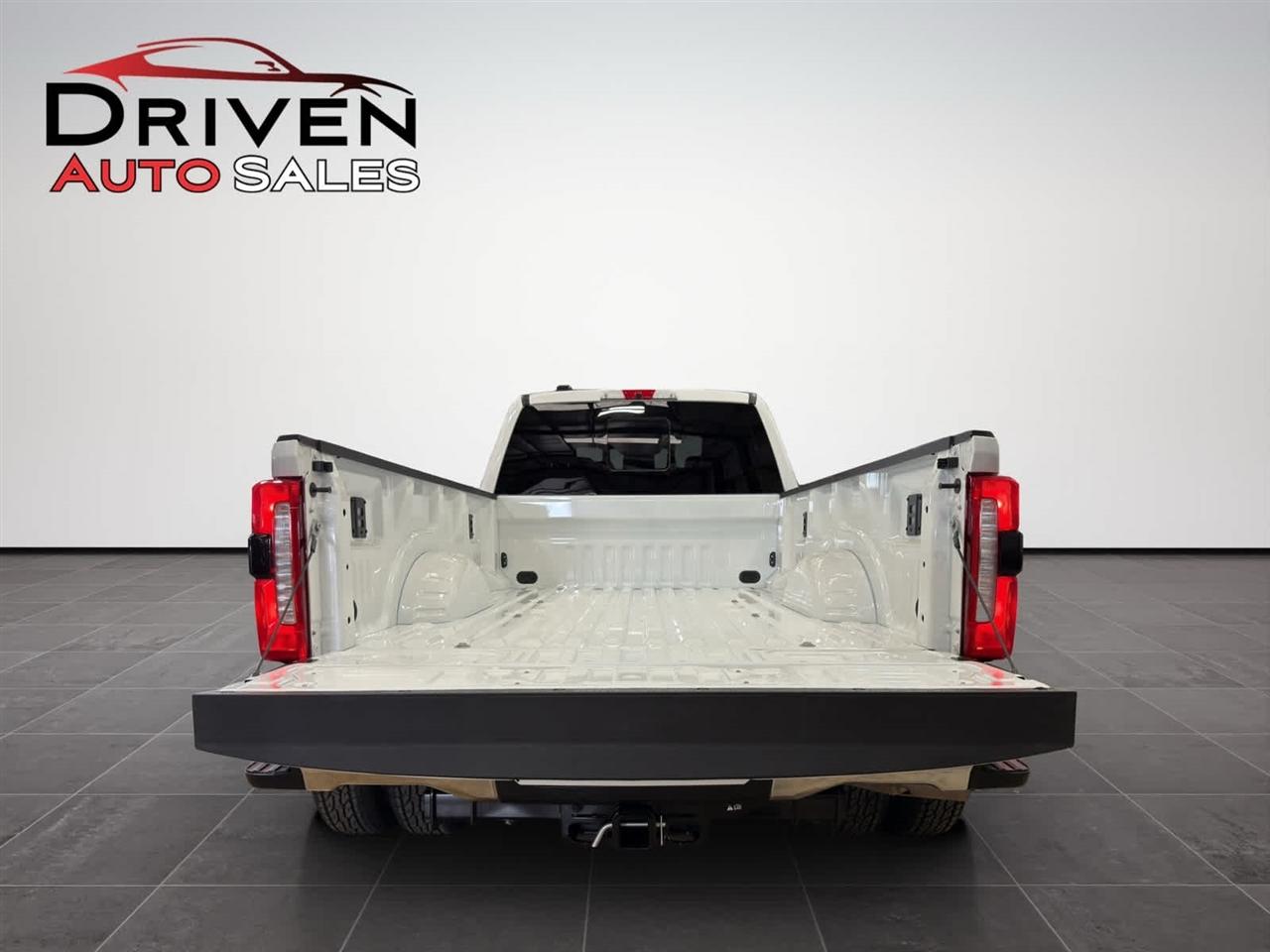 Ford Super Duty F-350 DRW Lariat 4WD Crew Cab 8' Box 2024