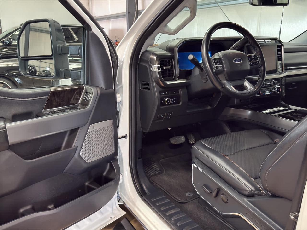 Ford Super Duty F-350 DRW Lariat 4WD Crew Cab 8' Box 2024