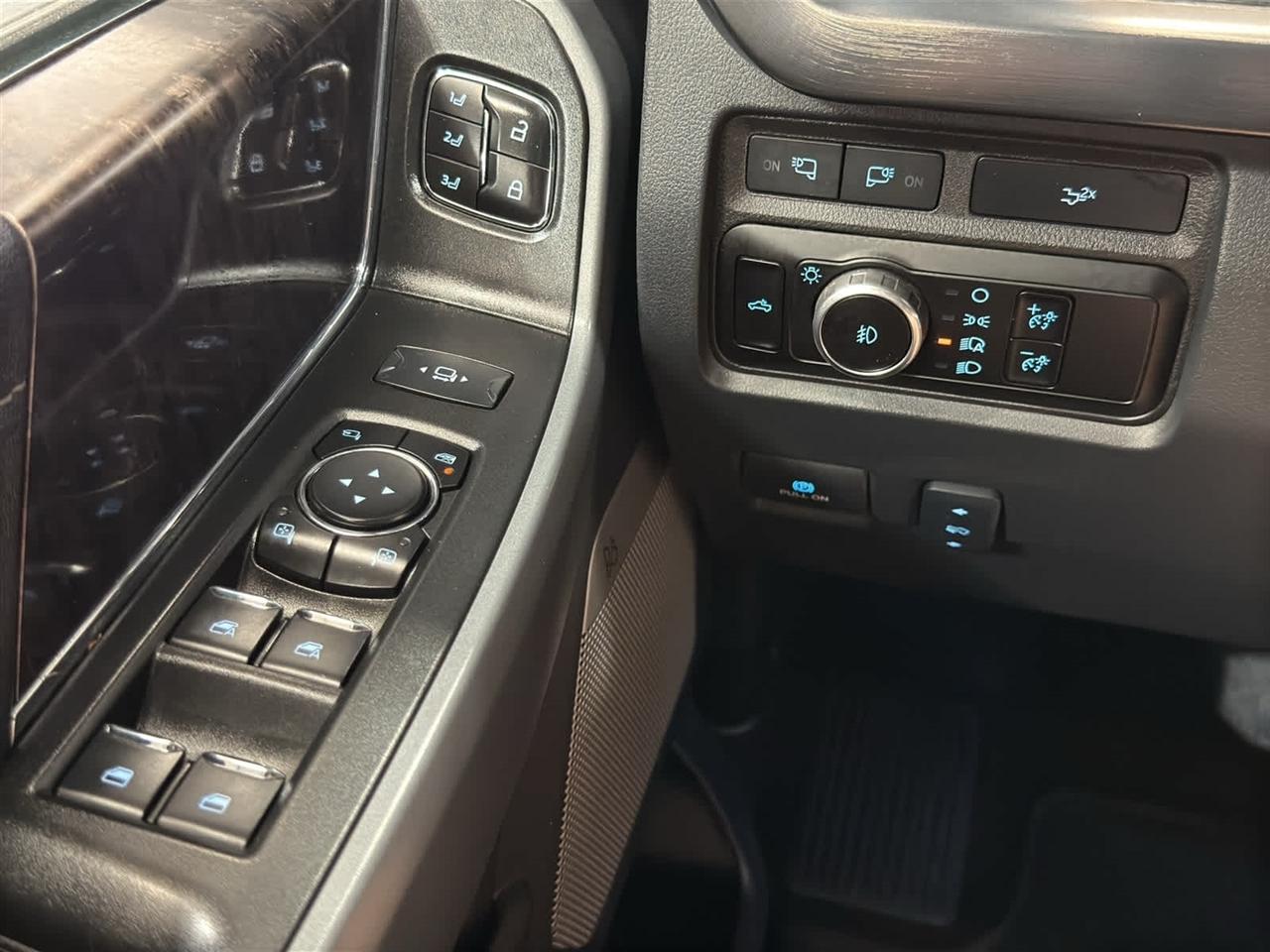 Ford Super Duty F-350 DRW Lariat 4WD Crew Cab 8' Box 2024