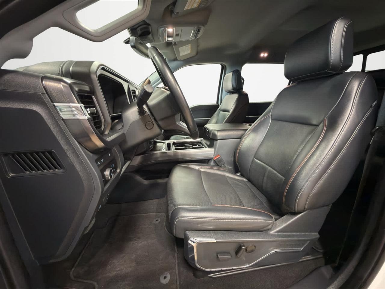 Ford Super Duty F-350 DRW Lariat 4WD Crew Cab 8' Box 2024