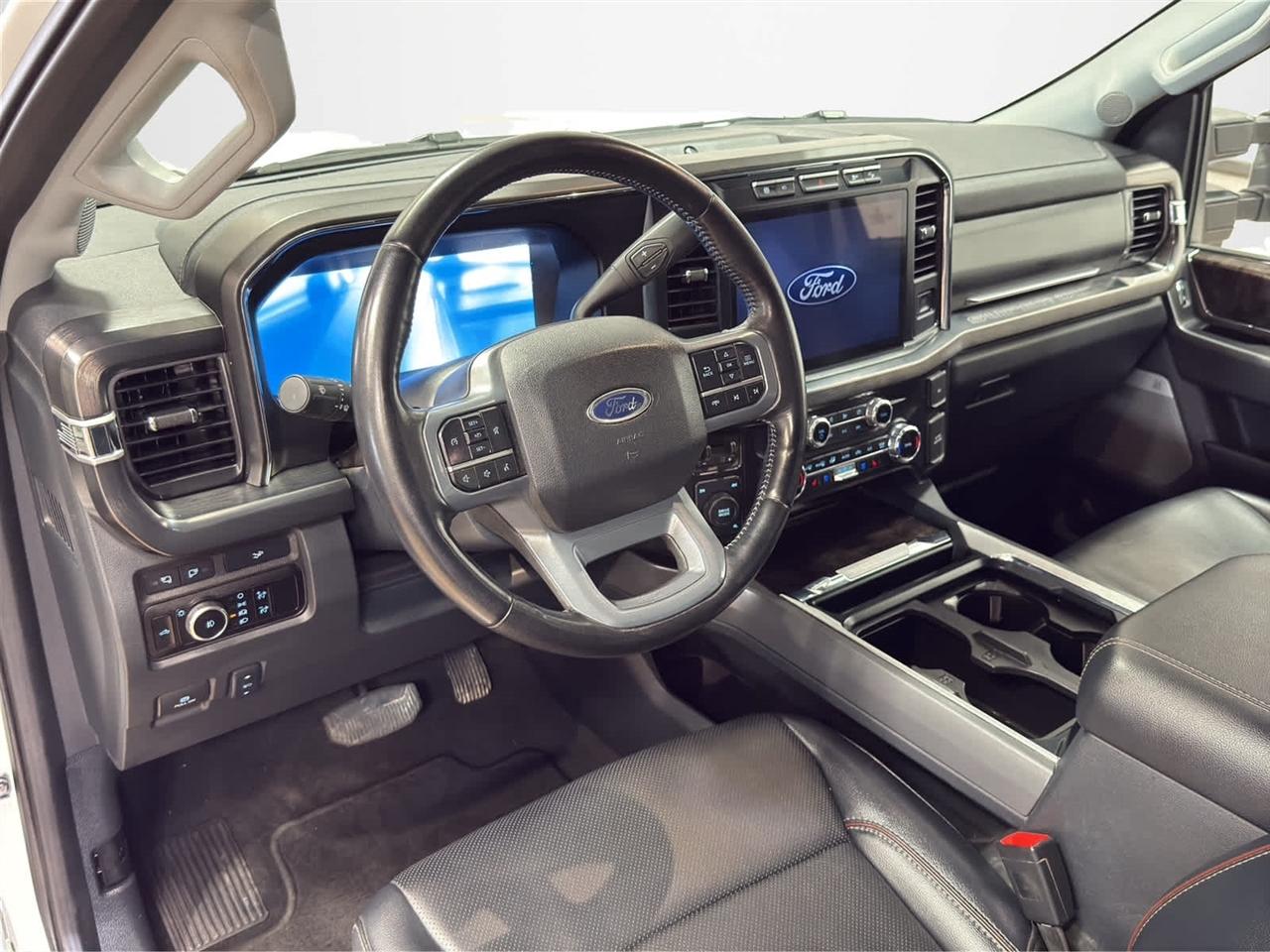 Ford Super Duty F-350 DRW Lariat 4WD Crew Cab 8' Box 2024