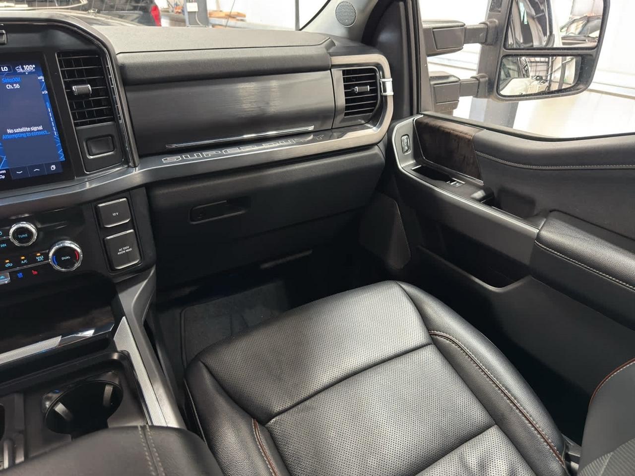 Ford Super Duty F-350 DRW Lariat 4WD Crew Cab 8' Box 2024