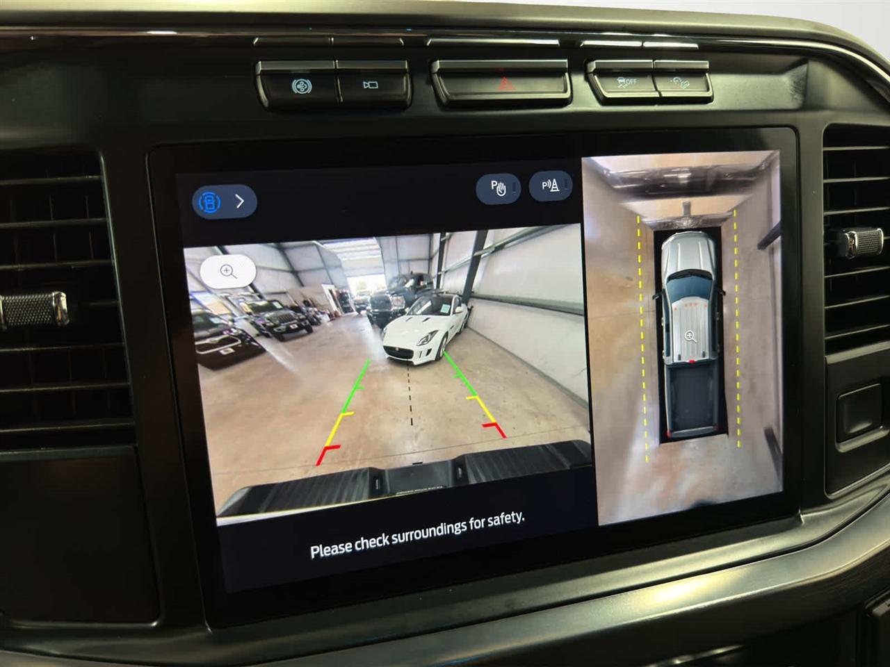 Ford Super Duty F-350 DRW Lariat 4WD Crew Cab 8' Box 2024