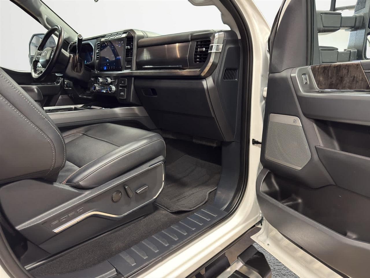 Ford Super Duty F-350 DRW Lariat 4WD Crew Cab 8' Box 2024