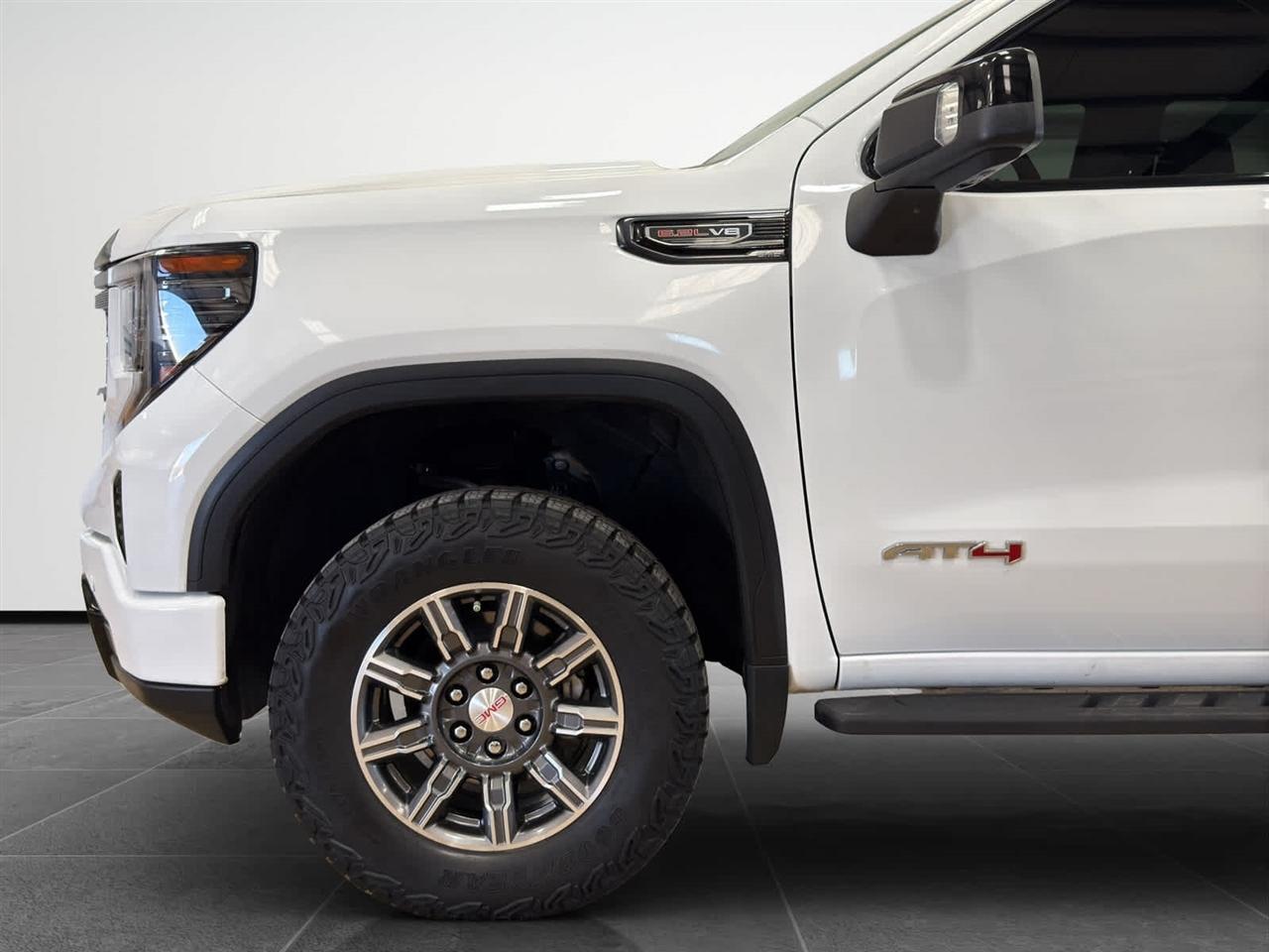 GMC Sierra 1500 4WD Crew Cab 147" AT4 2024
