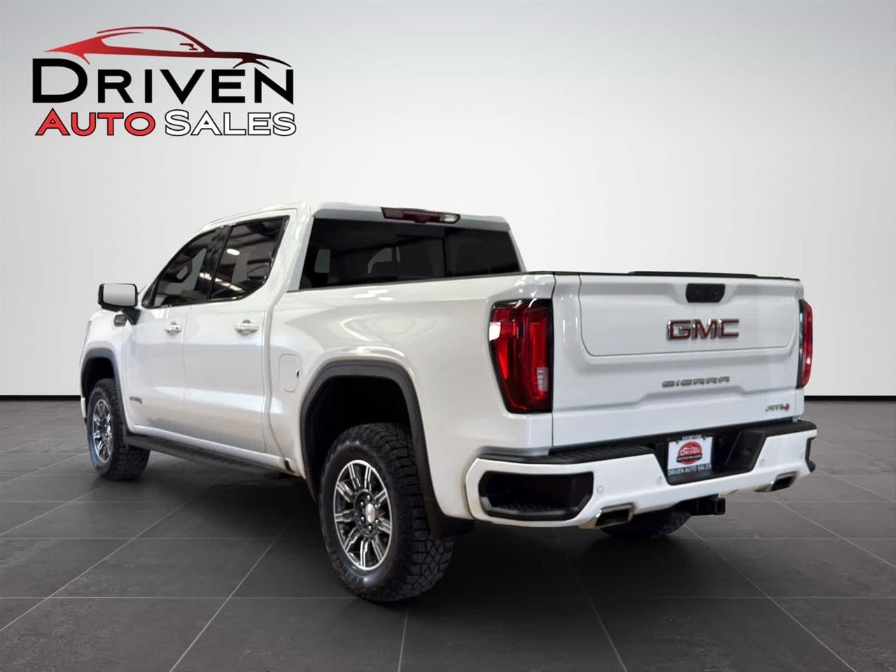 GMC Sierra 1500 4WD Crew Cab 147" AT4 2024