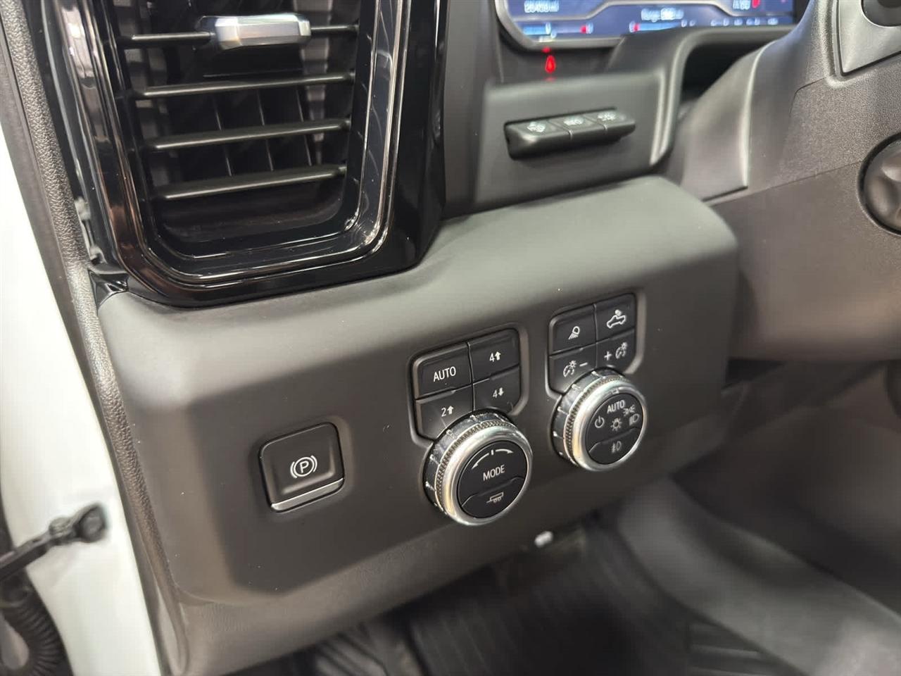 GMC Sierra 1500 4WD Crew Cab 147" AT4 2024