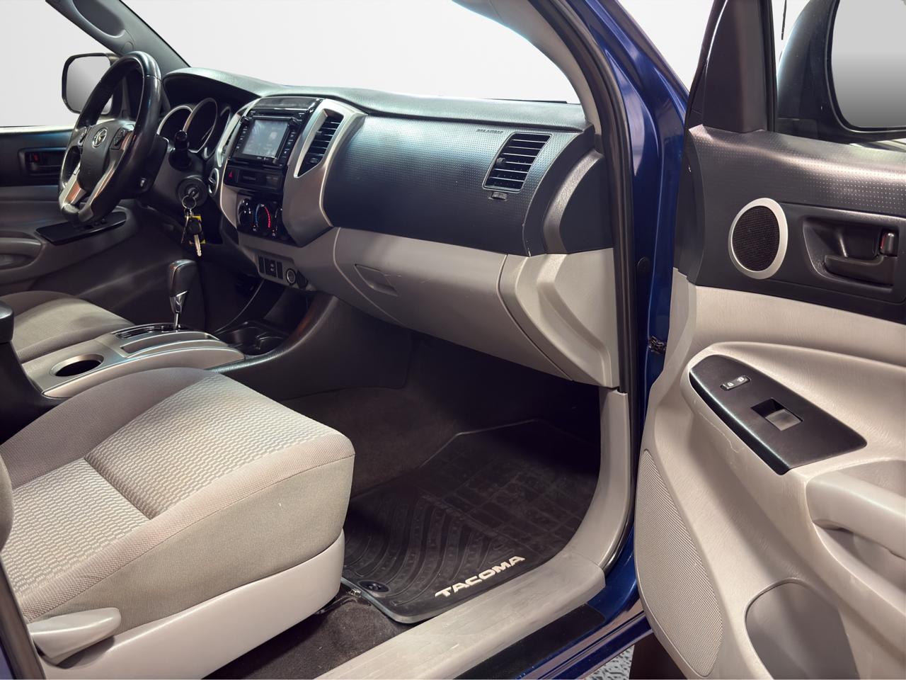 Toyota Tacoma 4WD Access Cab V6 AT (Natl) 2015