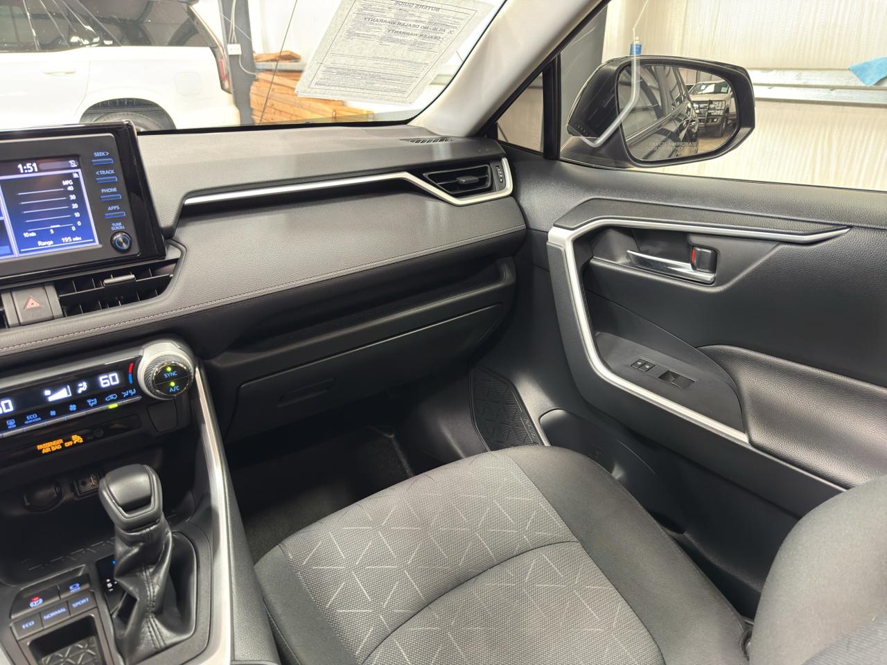 Toyota RAV4 XLE FWD (Natl) 2019