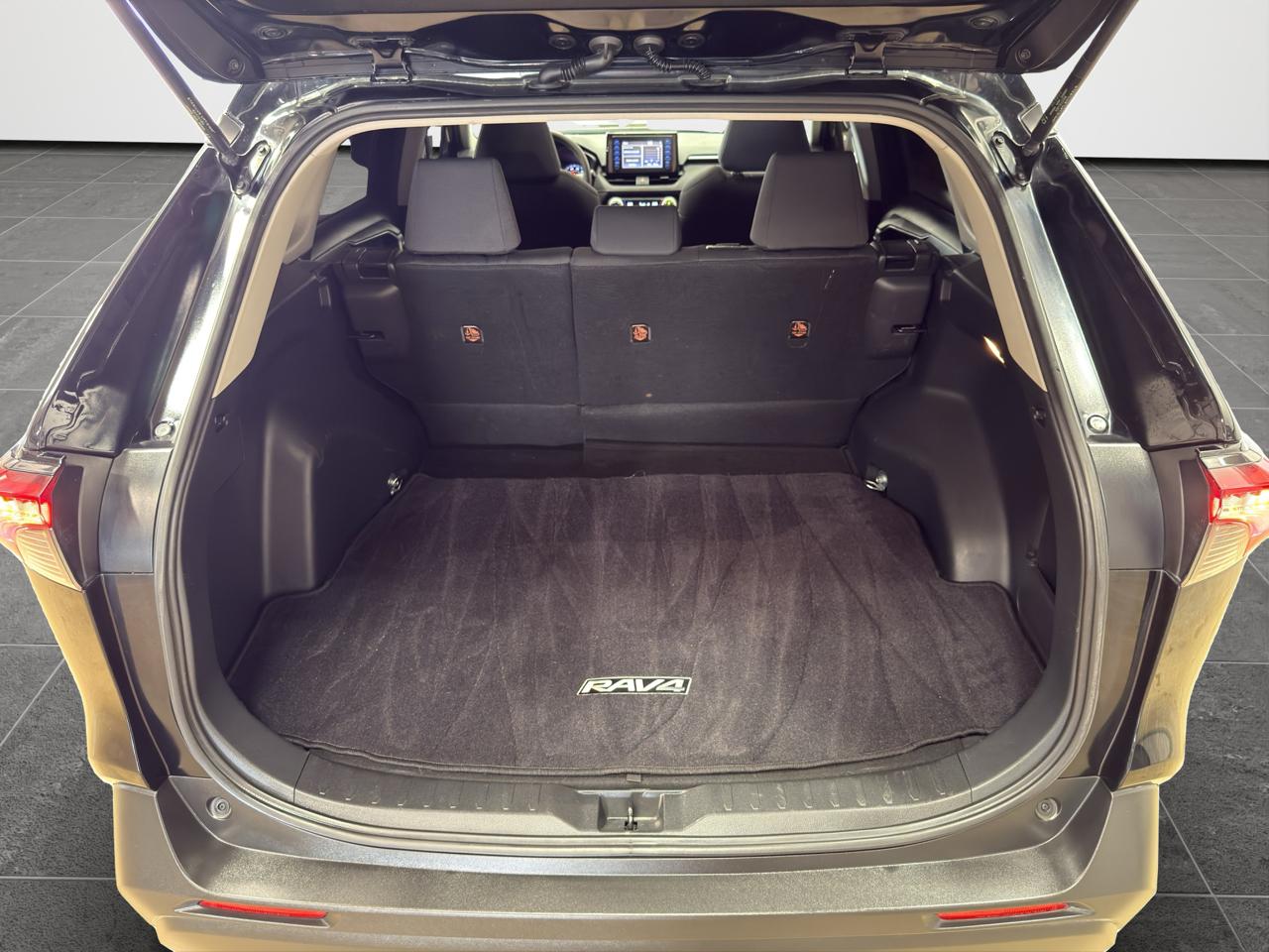 Toyota RAV4 XLE FWD (Natl) 2019