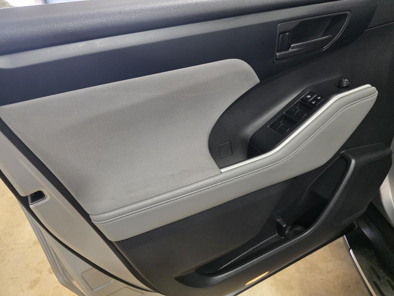 Toyota Highlander L FWD (Natl) 2022