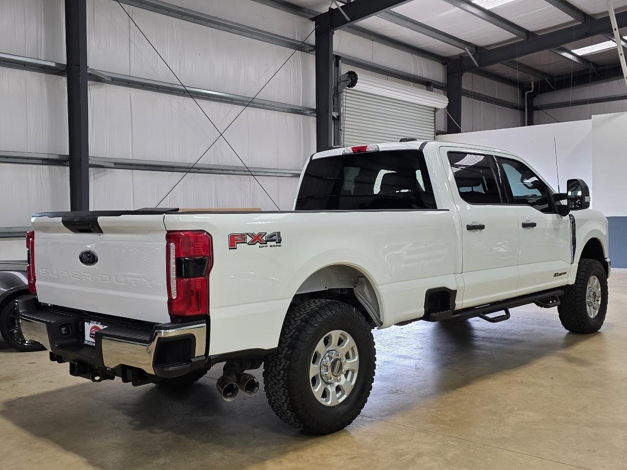 Ford Super Duty F-250 SRW XLT 4WD Crew Cab 8' Box 2023