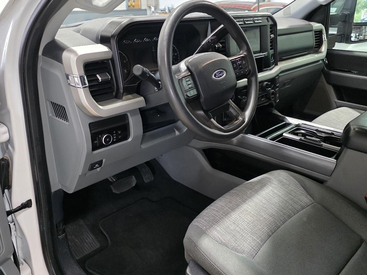 Ford Super Duty F-250 SRW XLT 4WD Crew Cab 8' Box 2023