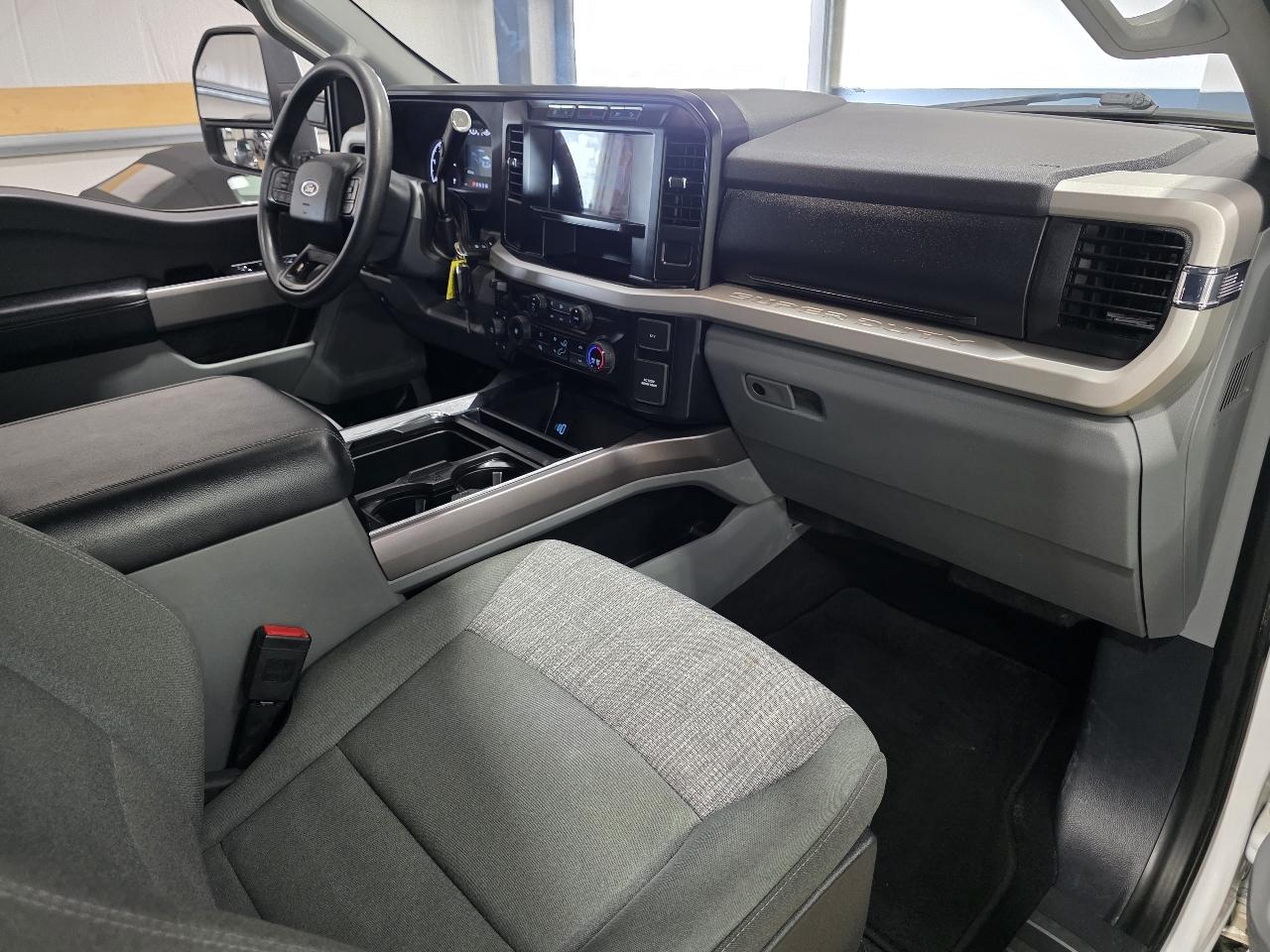 Ford Super Duty F-250 SRW XLT 4WD Crew Cab 8' Box 2023