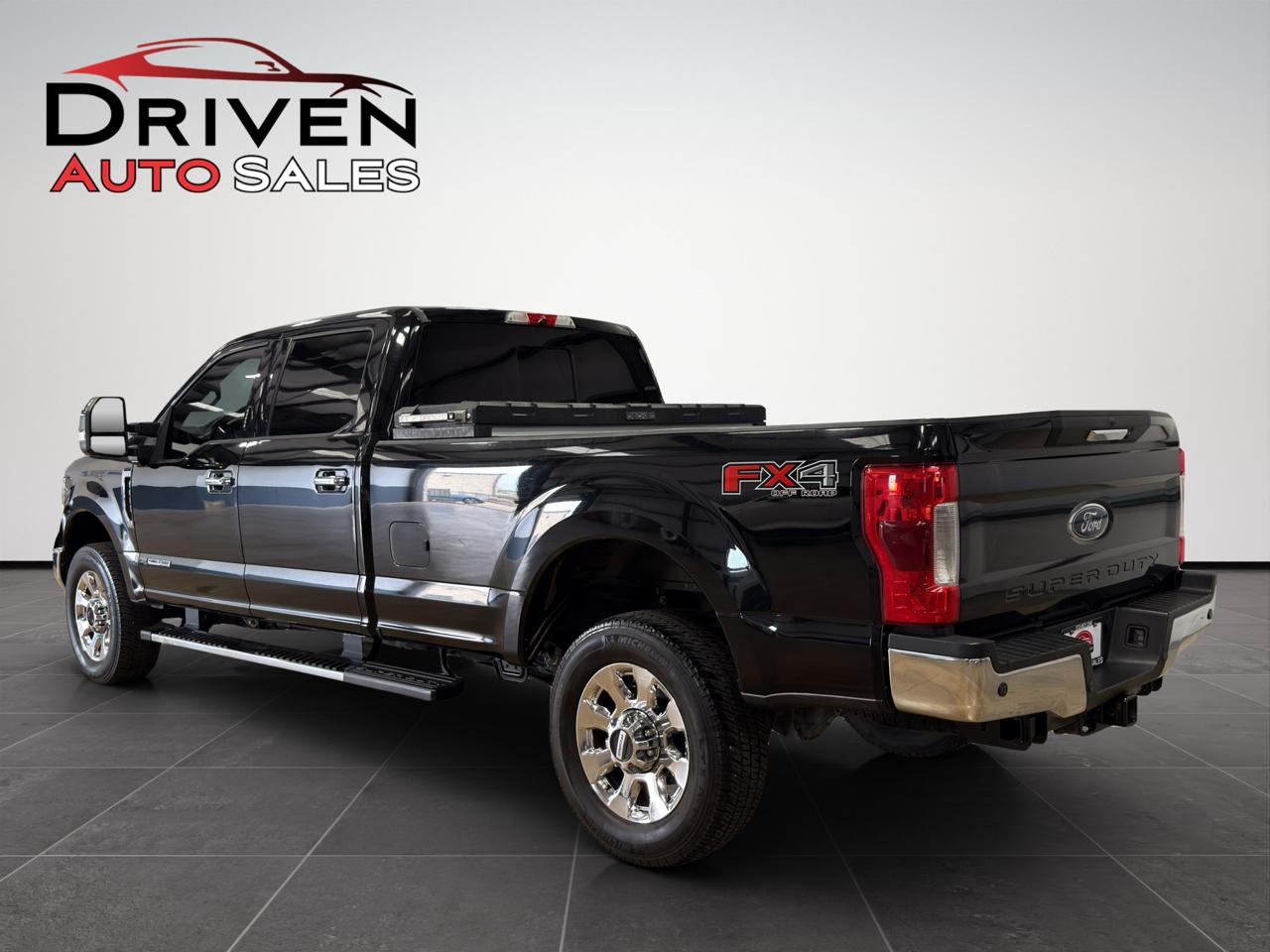 Ford Super Duty F-350 SRW Lariat 4WD Crew Cab 8' Box 2018