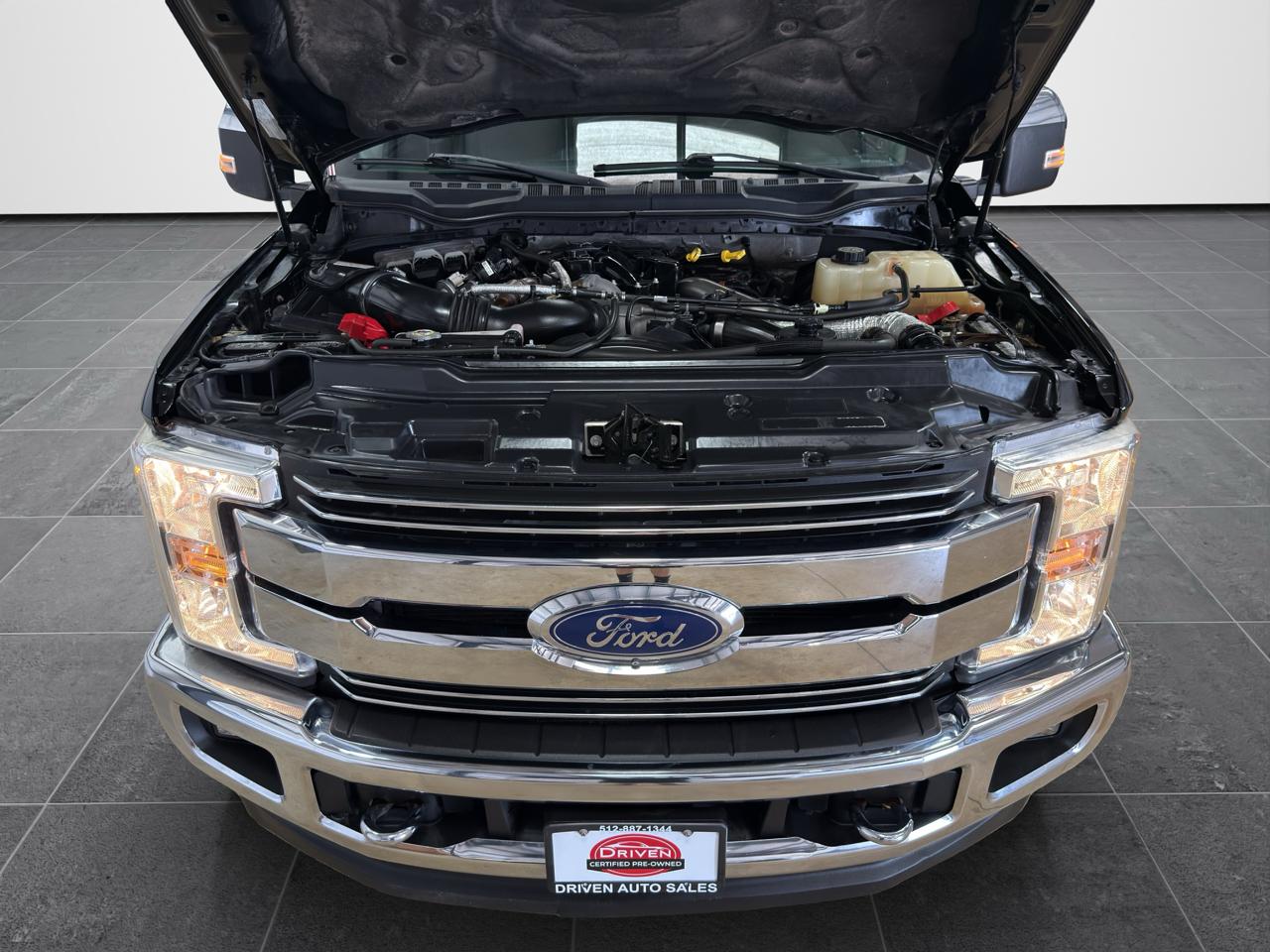 Ford Super Duty F-350 SRW Lariat 4WD Crew Cab 8' Box 2018