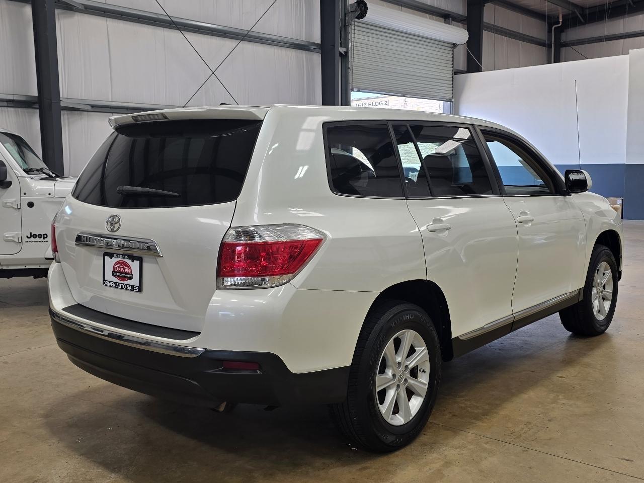 Toyota Highlander FWD 4dr V6 Base (Natl) 2011