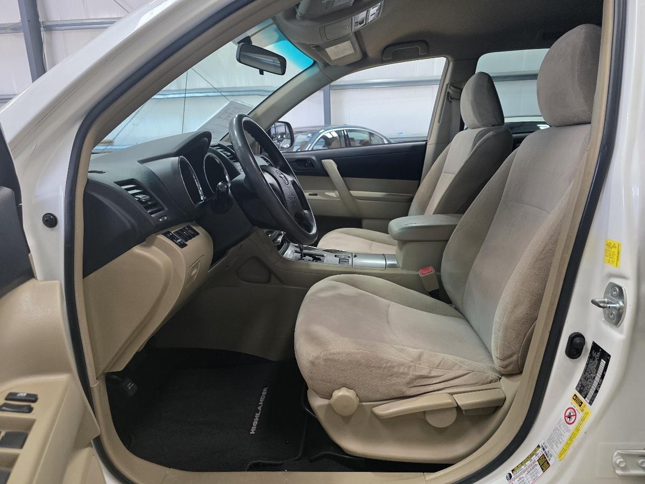 Toyota Highlander FWD 4dr V6 Base (Natl) 2011