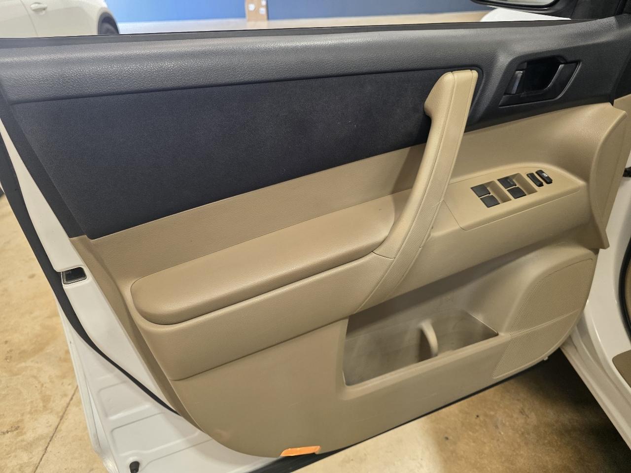 Toyota Highlander FWD 4dr V6 Base (Natl) 2011