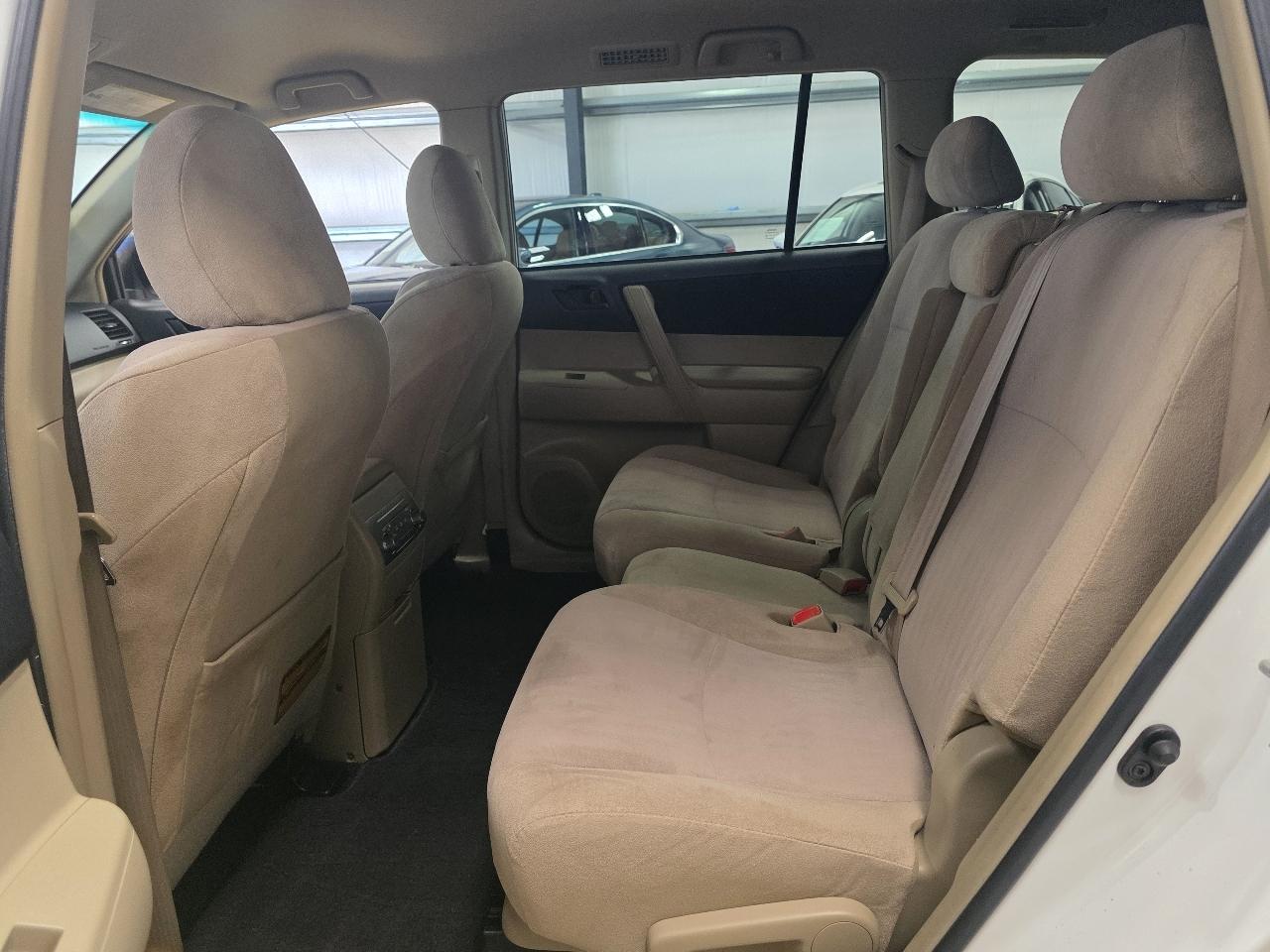 Toyota Highlander FWD 4dr V6 Base (Natl) 2011