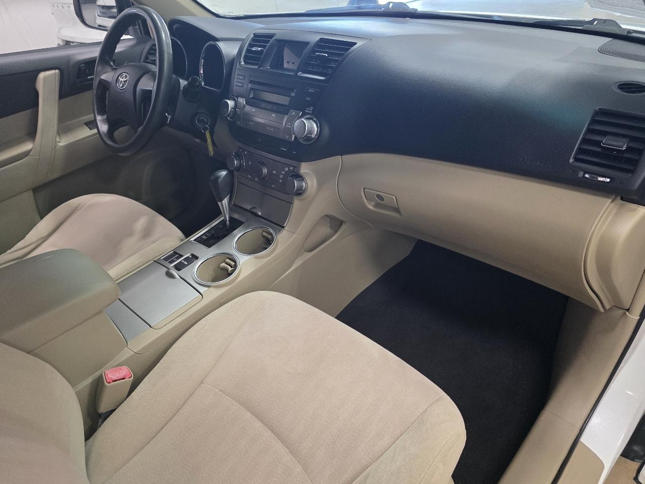 Toyota Highlander FWD 4dr V6 Base (Natl) 2011