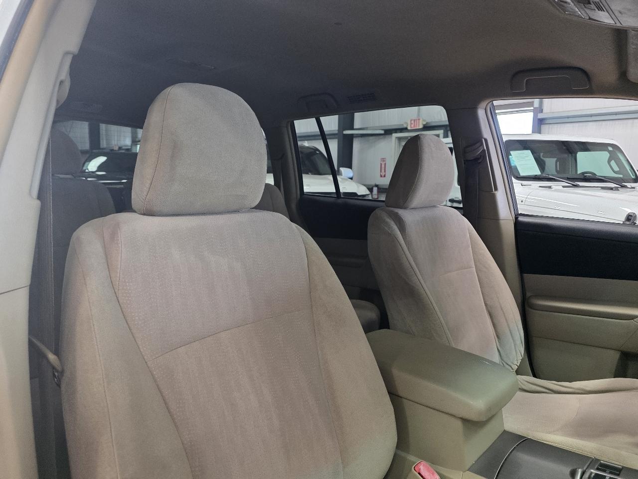 Toyota Highlander FWD 4dr V6 Base (Natl) 2011