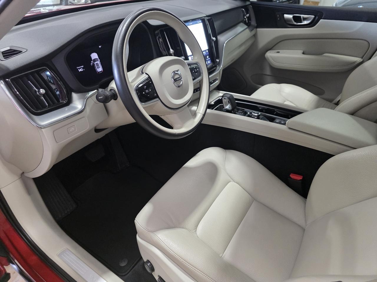 Volvo XC60 B5 AWD Core Dark Theme 2024