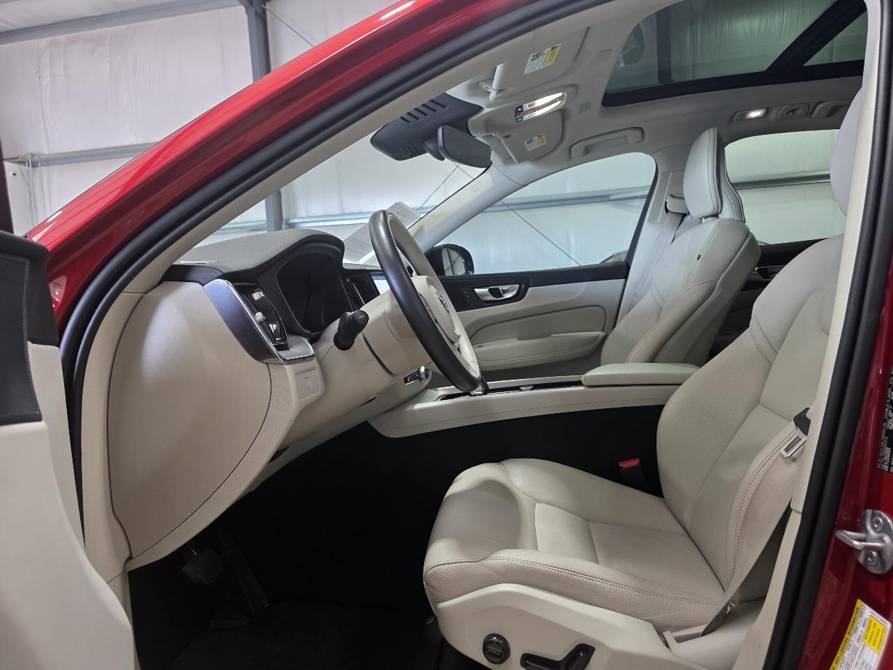Volvo XC60 B5 AWD Core Dark Theme 2024