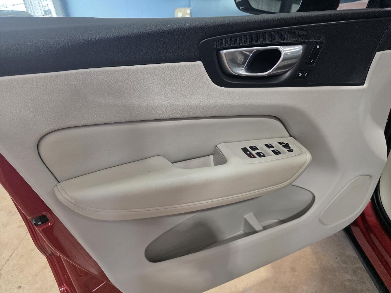 Volvo XC60 B5 AWD Core Dark Theme 2024