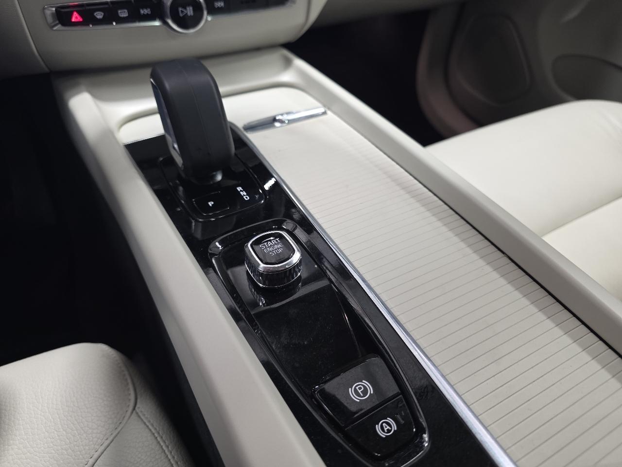 Volvo XC60 B5 AWD Core Dark Theme 2024