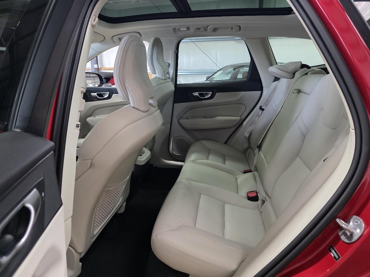 Volvo XC60 B5 AWD Core Dark Theme 2024