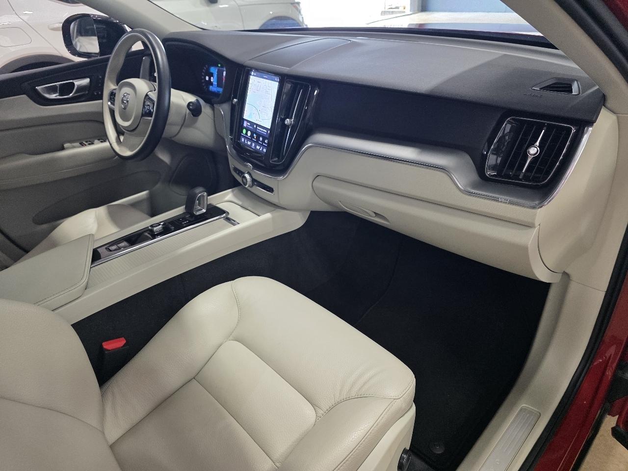Volvo XC60 B5 AWD Core Dark Theme 2024