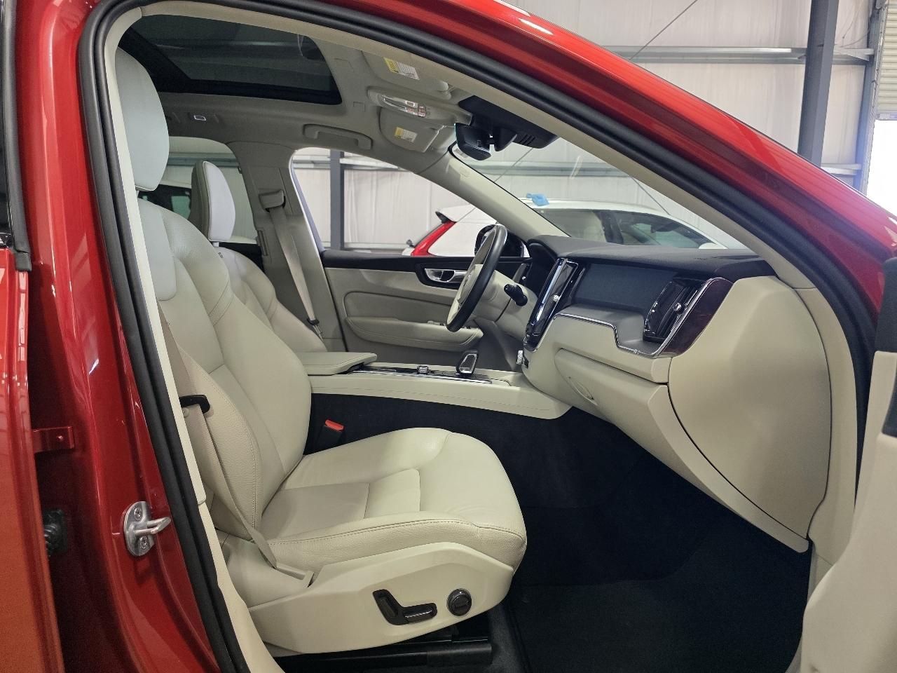 Volvo XC60 B5 AWD Core Dark Theme 2024