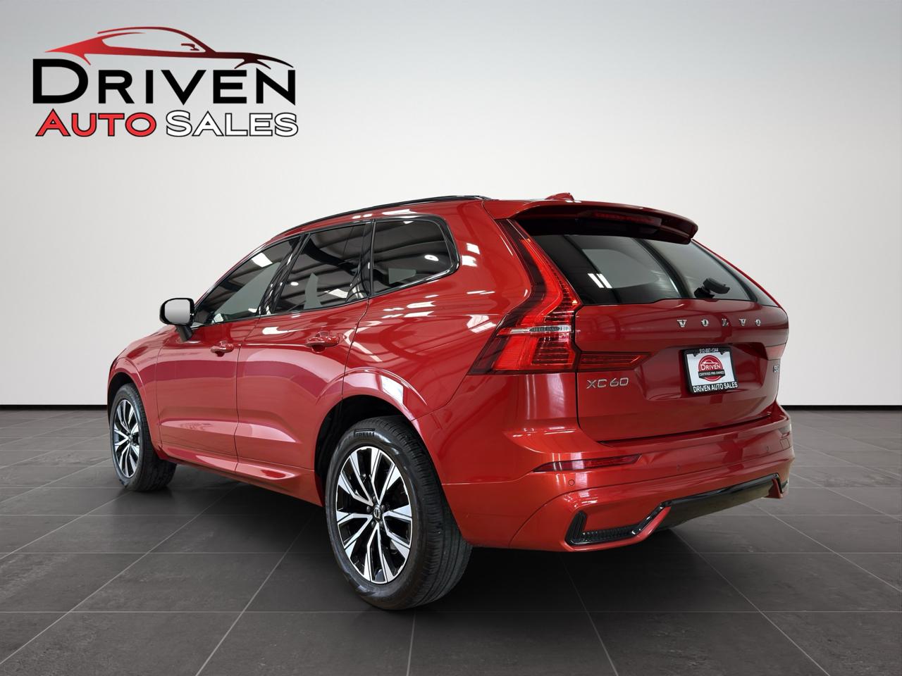 Volvo XC60 B5 AWD Core Dark Theme 2024