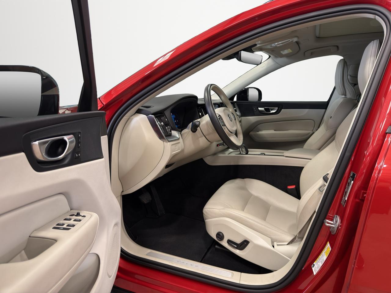 Volvo XC60 B5 AWD Core Dark Theme 2024