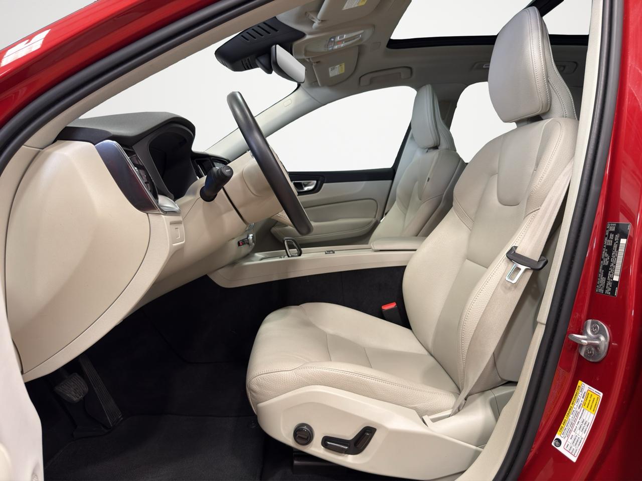 Volvo XC60 B5 AWD Core Dark Theme 2024