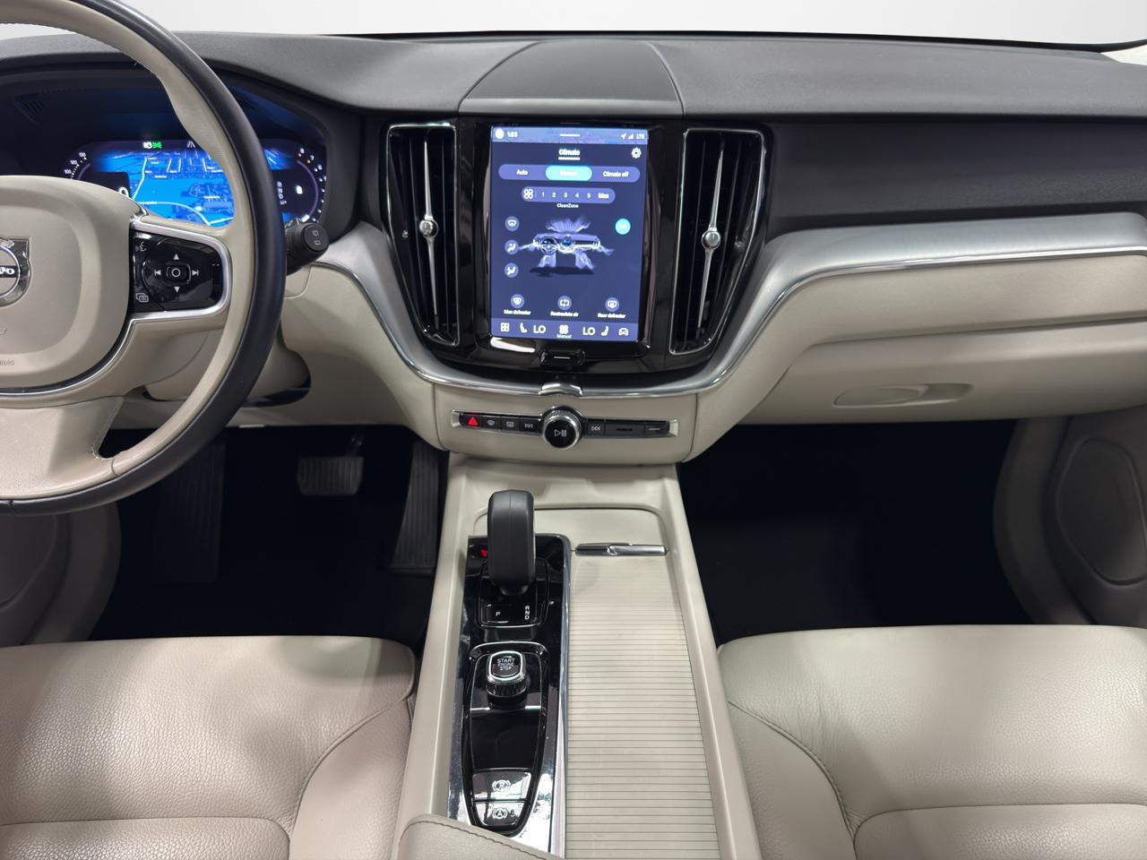 Volvo XC60 B5 AWD Core Dark Theme 2024