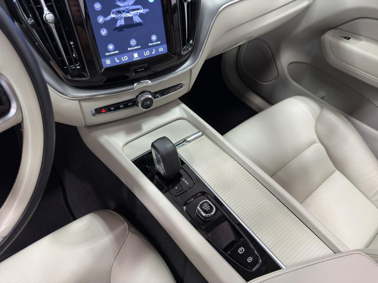 Volvo XC60 B5 AWD Core Dark Theme 2024
