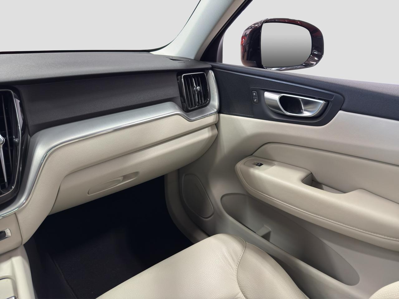 Volvo XC60 B5 AWD Core Dark Theme 2024
