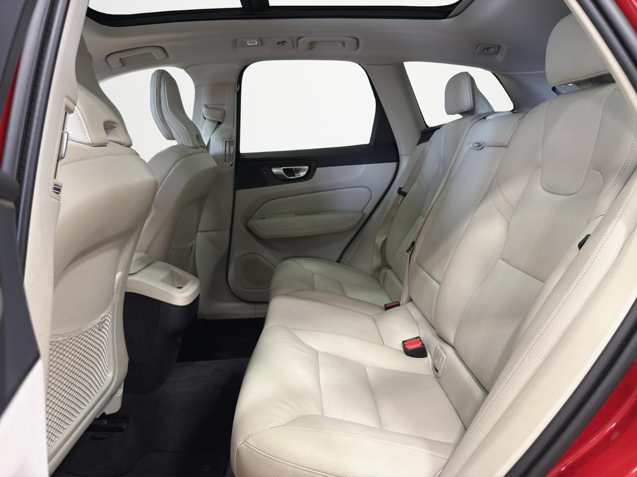 Volvo XC60 B5 AWD Core Dark Theme 2024